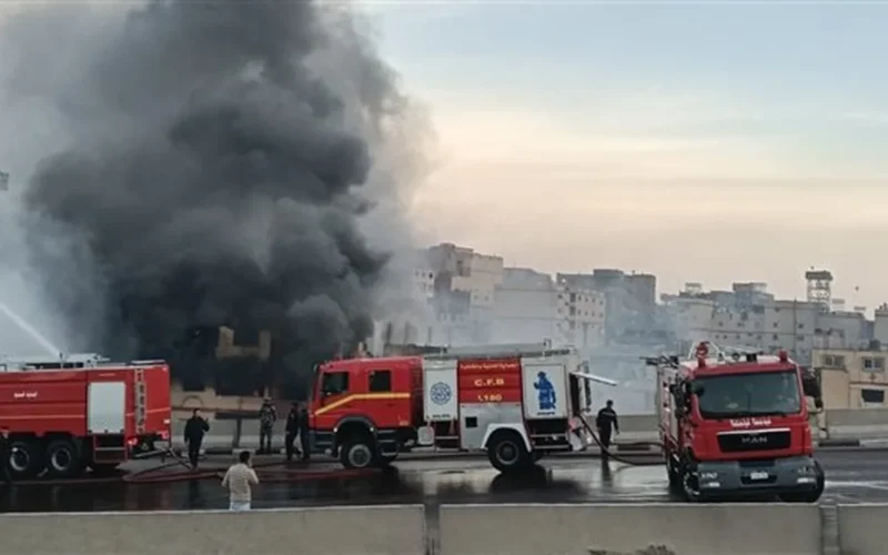 10 سيارات إطفاء.. جهود مكثفة لمحاصرة حريق ضخم في منشأة ناصر بالقاهرة